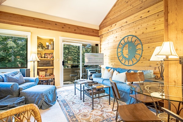 Bluff Condo + Free guest passes to Elkhorn Resort amenities included!