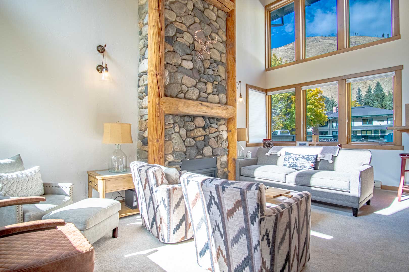 Warm Springs Condo - pool, hot tub, walk to ski lifts!