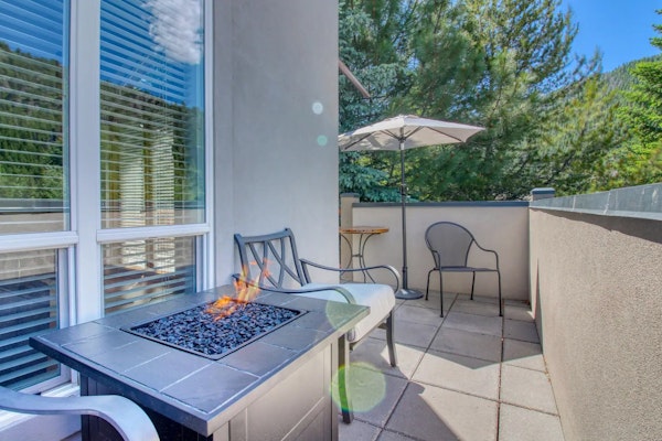 Snow Star Skylight - 3BD 3BA - Hot Tub, Gym, Walk to Ski!