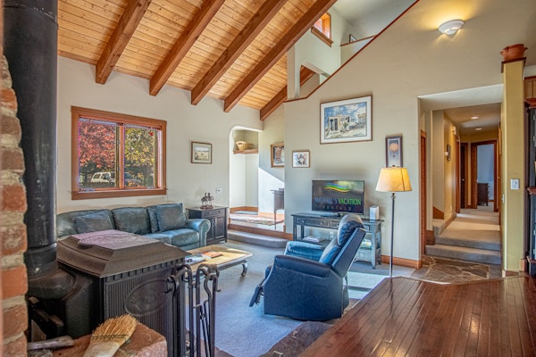 Creekside on Quigley - 3BD Private Home on trails + Hot Tub