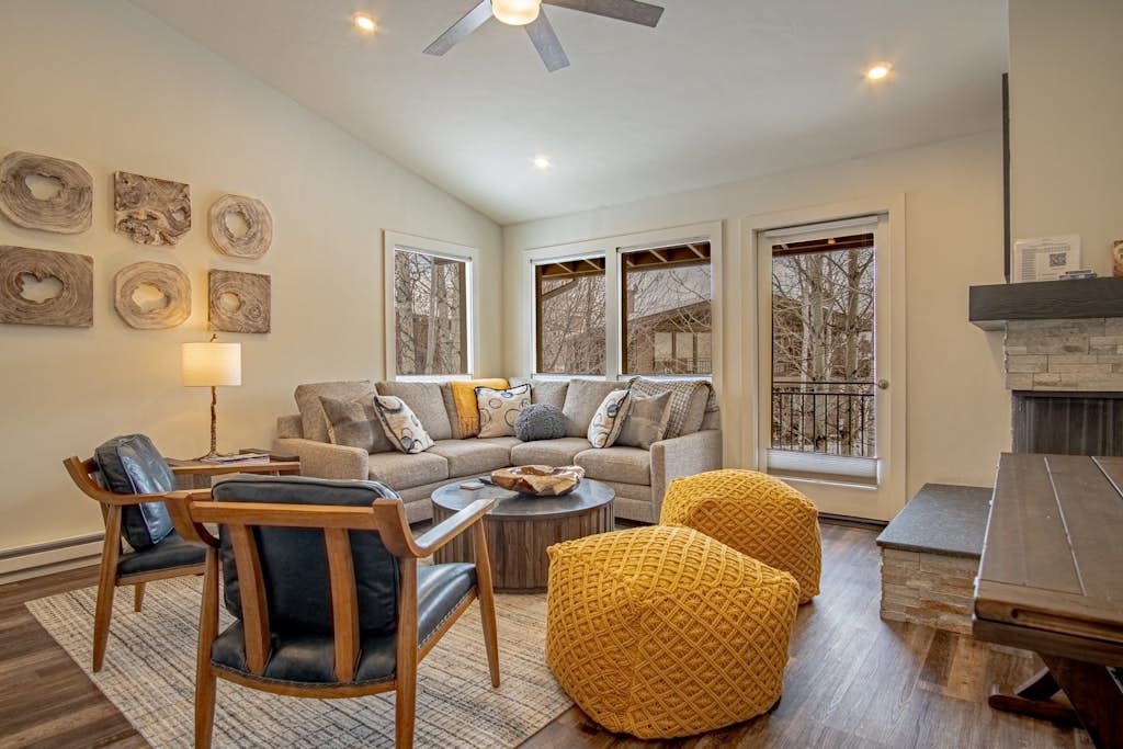 Steps to Free Shuttle • 3-Min Ride to Ski Lifts & Ketchum