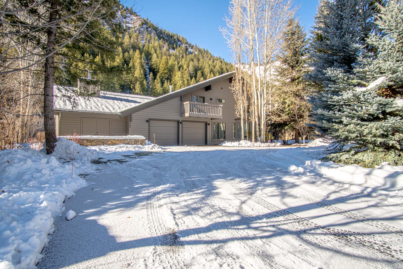River House - 4BD Riverfront, Hot Tub, Near SV Ski Lifts!