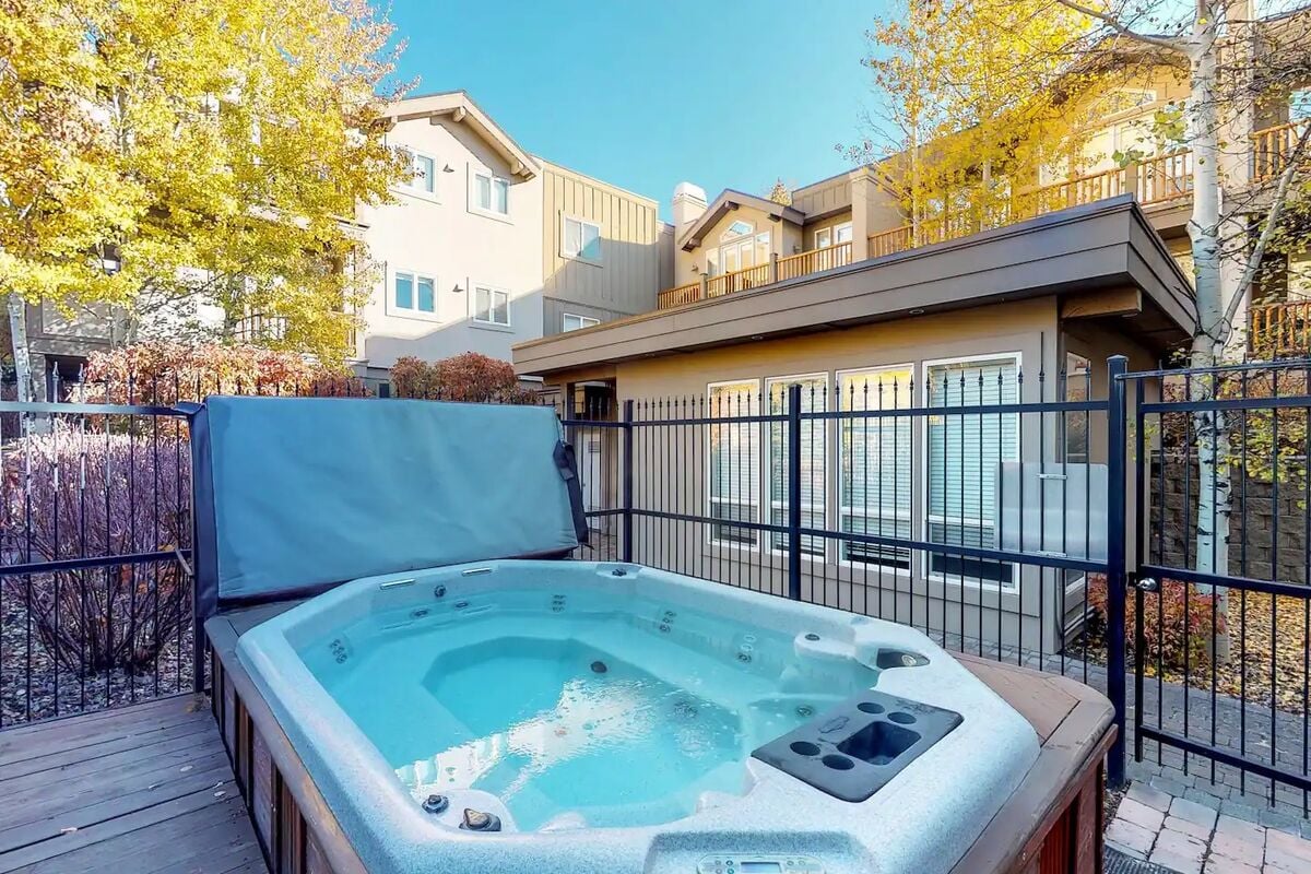 Snow Star Serenade - Hot Tub + Gym + Walk to downtown & ski lifts!