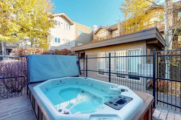 Snow Star Serenade - Hot Tub + Gym + Walk to downtown & ski lifts!