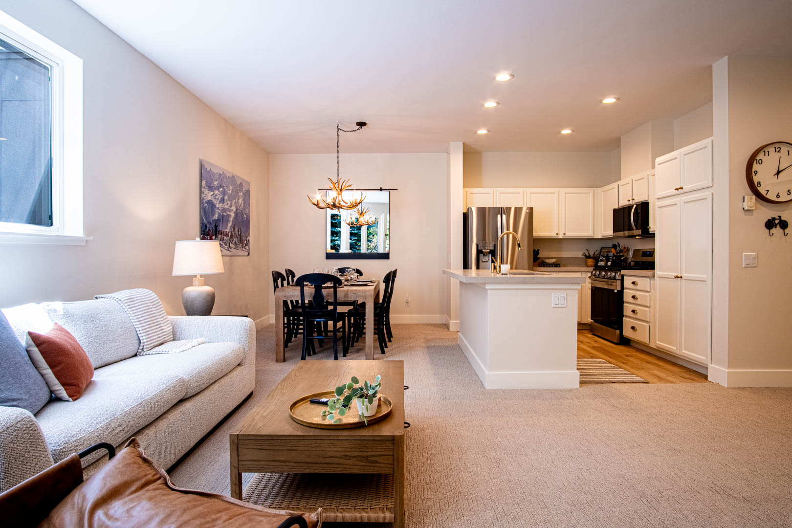 Snow Star Serenade - Hot Tub + Gym + Walk to downtown & ski lifts!