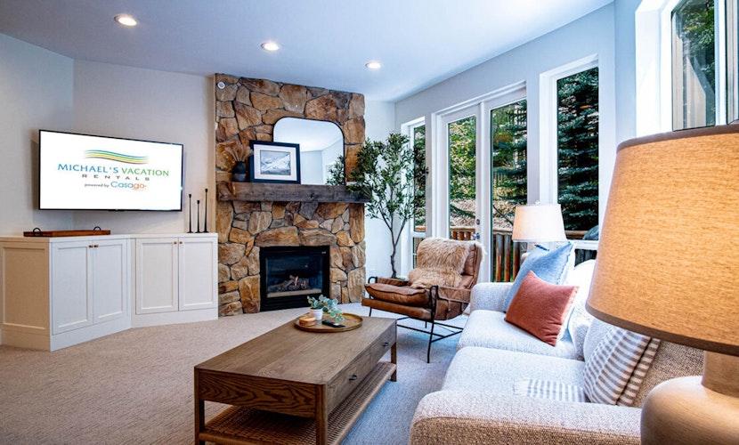 Snow Star Serenade - Hot Tub + Gym + Walk to downtown & ski lifts!