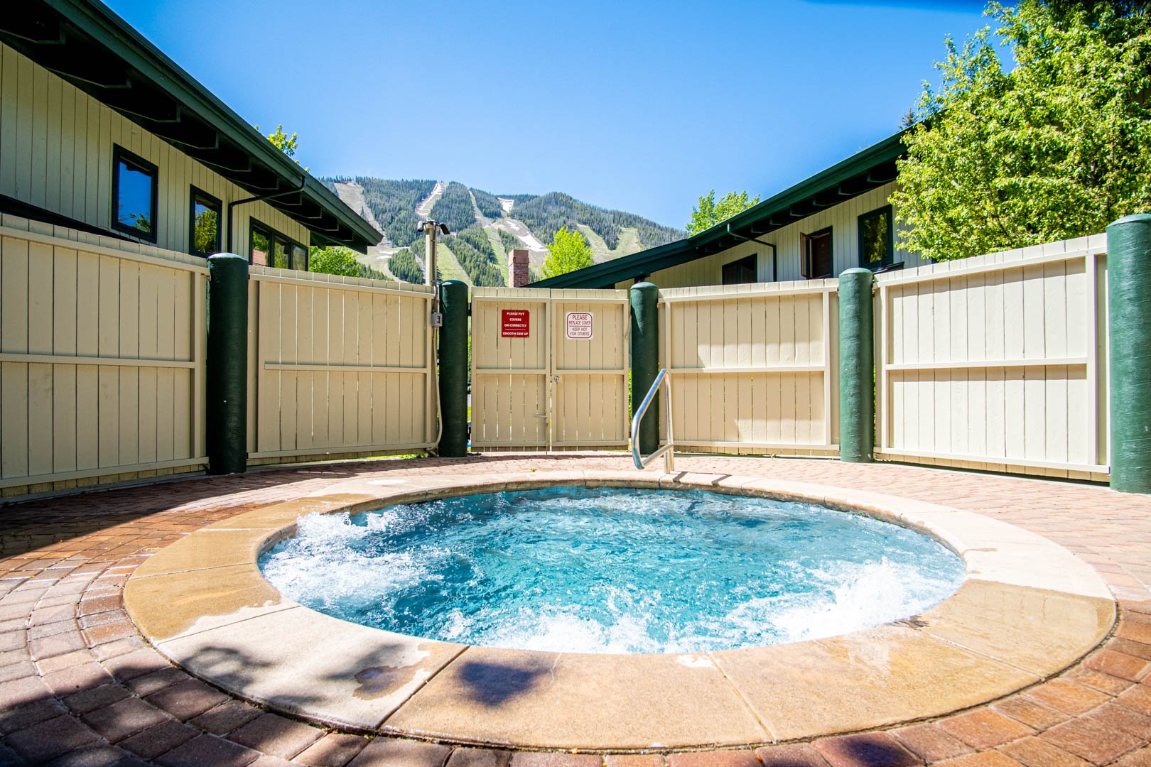 3BD Warm Springs Ski Condo - Hot Tub, Walk to Ski Lifts!