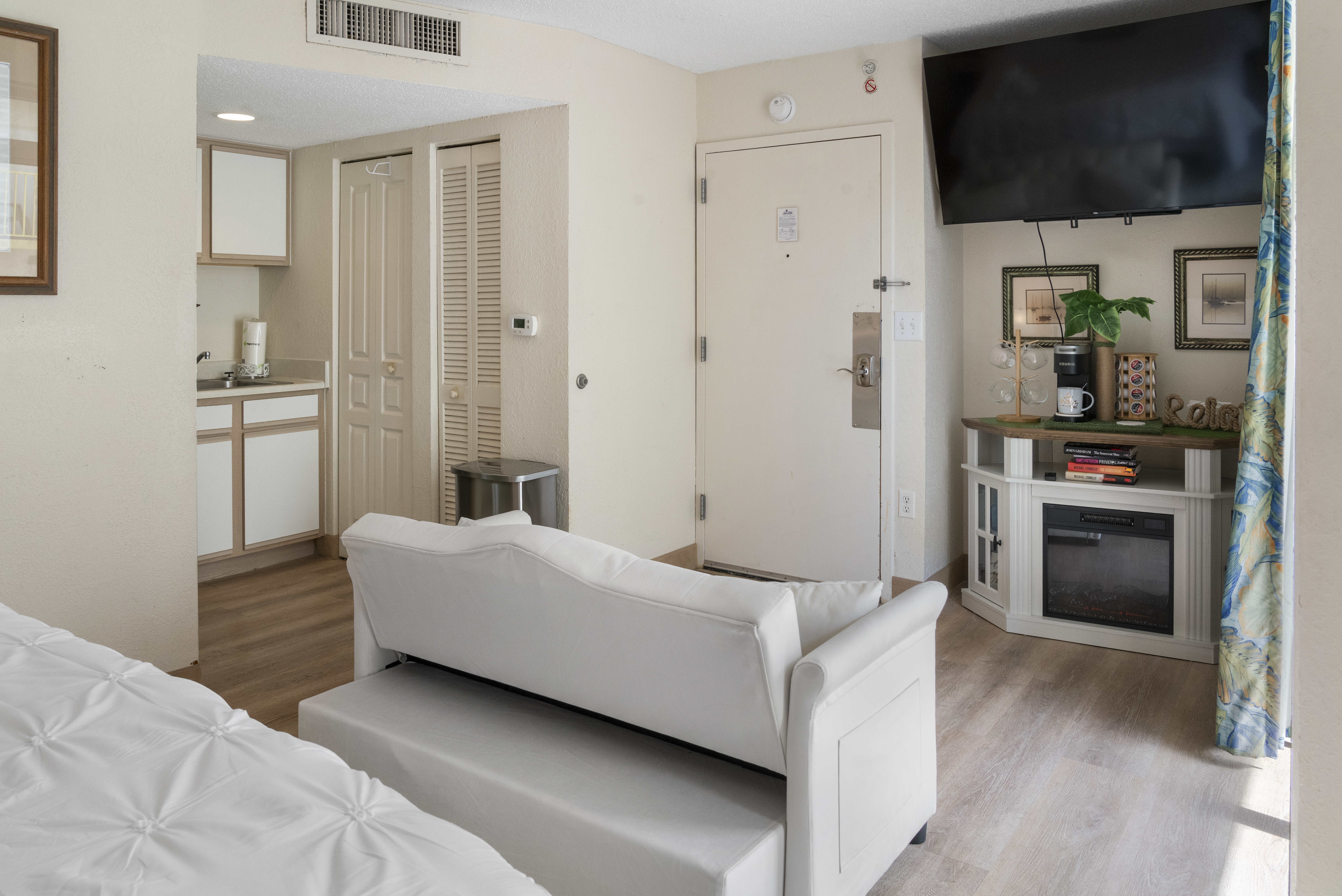 Updated King Suite- Partial Ocean Views! Bay Watch 1910