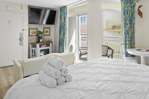 Updated King Suite- Partial Ocean Views! Bay Watch 1910