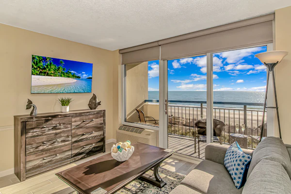 Fully Renovated! Direct Oceanfront 1-bedroom condo - Sleeps 8!