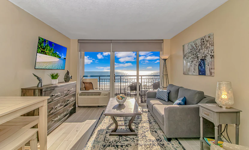 Fully Renovated! Direct Oceanfront 1-bedroom condo - Sleeps 8!