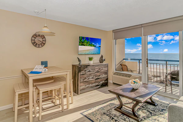 Fully Renovated! Direct Oceanfront 1-bedroom condo - Sleeps 8!