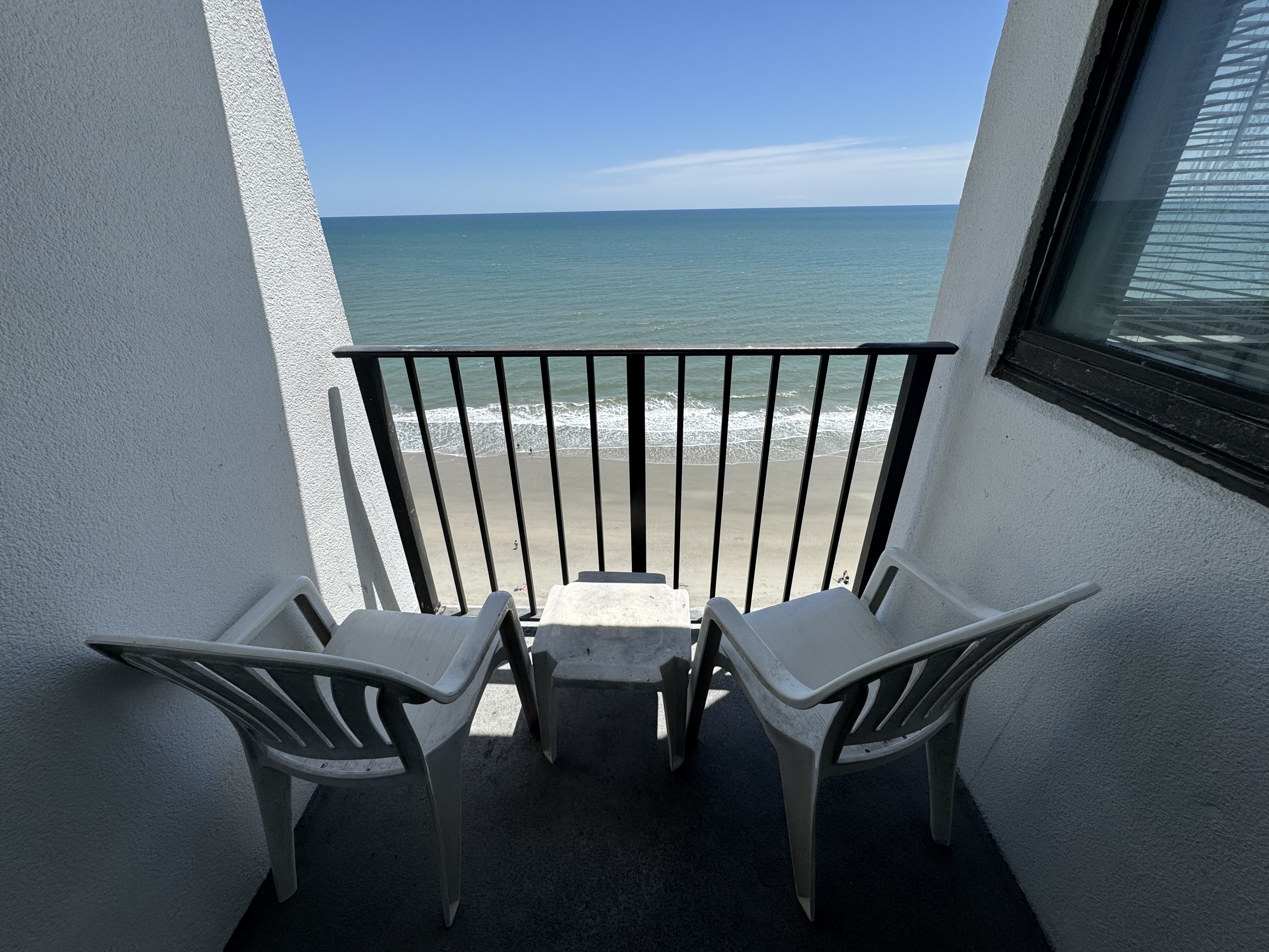 Updated Oceanfront Queen Suite~Palace 1004