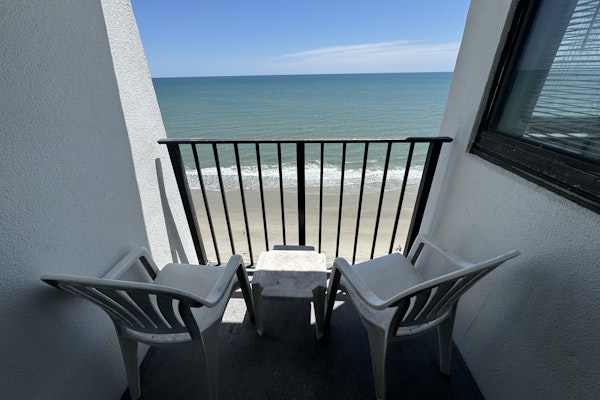 Updated Oceanfront Queen Suite~Palace 1004