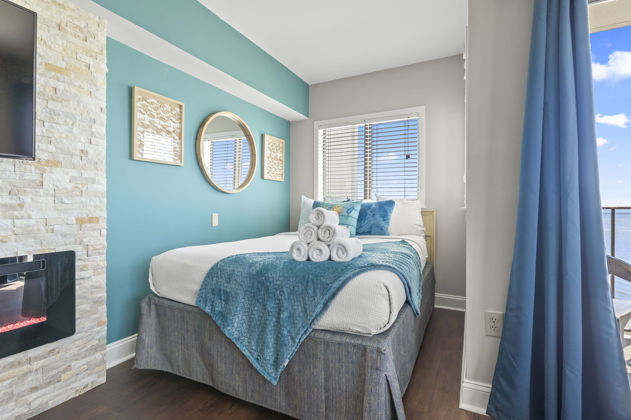 Beautifully Renovated Condo- LED Fireplace and more- Palace 1503