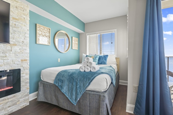 Beautifully Renovated Condo- LED Fireplace and more- Palace 1503