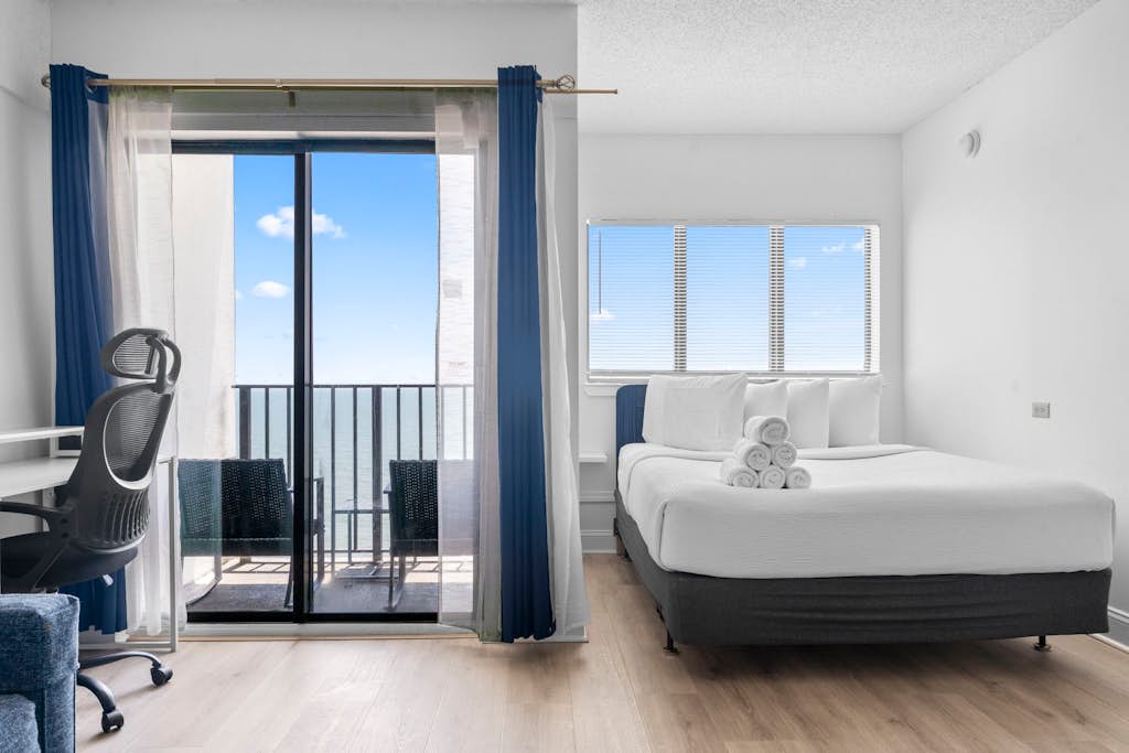 Gorgeous Renovated Oceanfront Condo for 4! Palace 1702