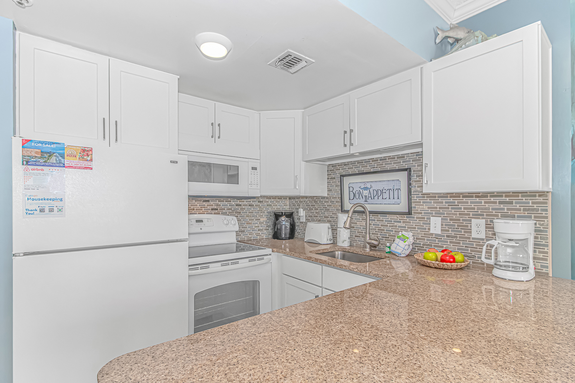 Updated Oceanfront Queen Suite~The Palace 2102