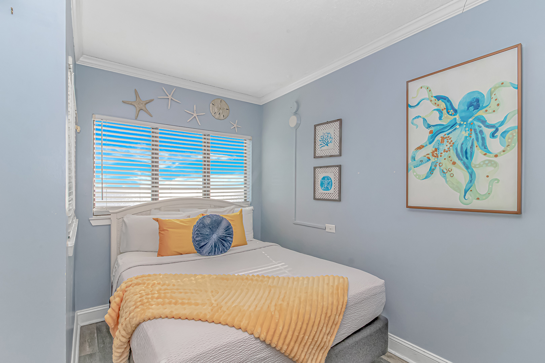 Updated Oceanfront Queen Suite~The Palace 2102