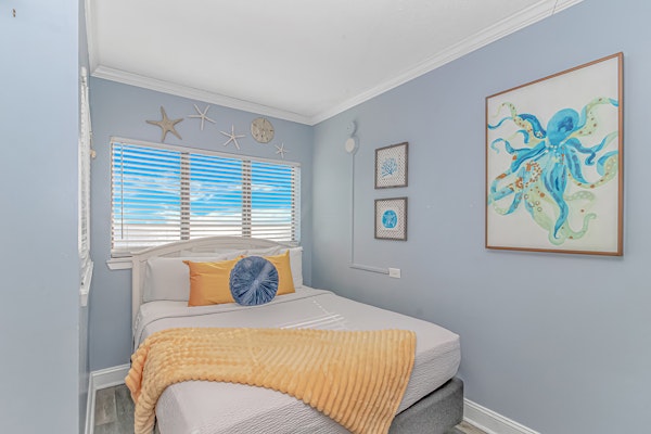 Updated Oceanfront Queen Suite~The Palace 2102