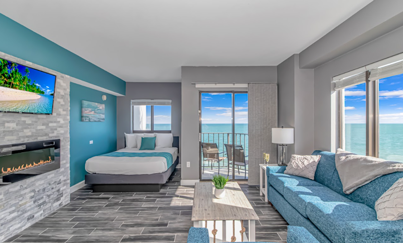 Luxury Angle Oceanfront Queen Suite - Completely Renovated & Perfect For 2! Palace Resort 603