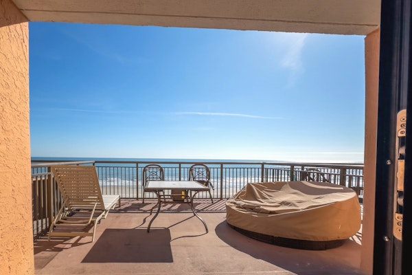 Oversized Balcony-Ocean Front Studio at Caravelle! 513