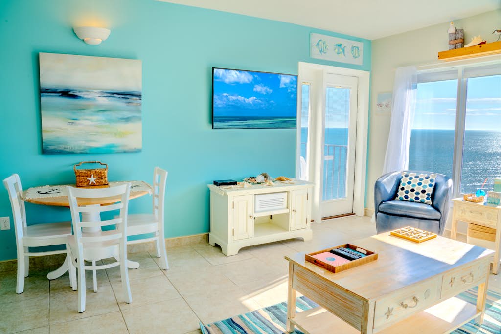 Modern & Updated Condo~Palace 1909