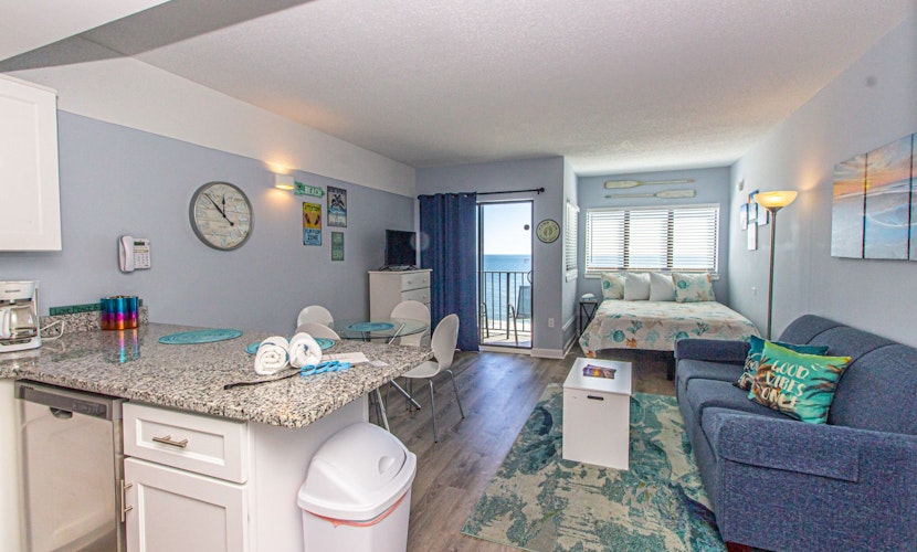 Fully Updated Direct Ocean Front Studio with Panoramic Views Palace Resort 602