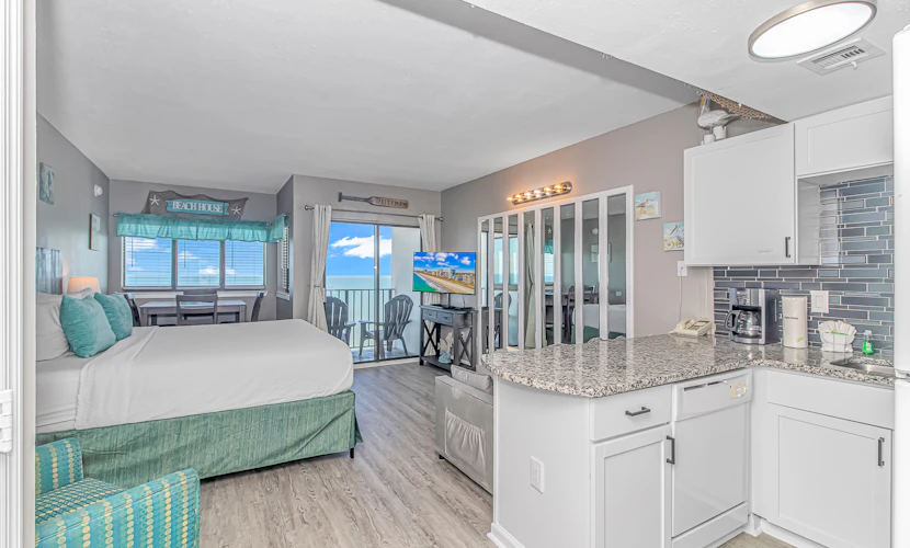 Nicely Updated Direct Ocean Front Studio with Panoramic Views Palace Resort 2101