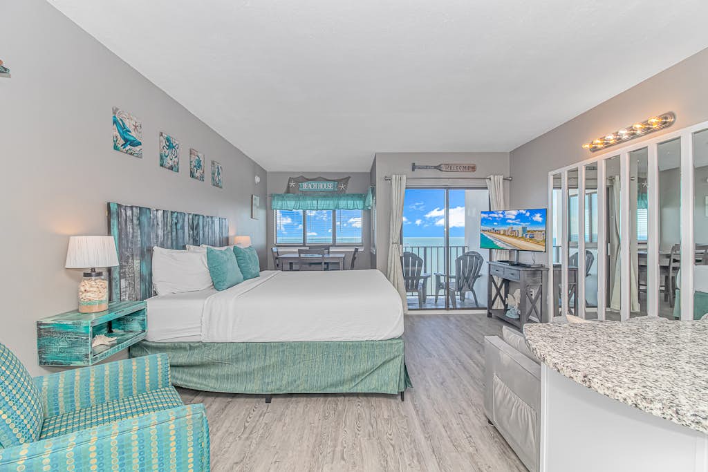 Nicely Updated Direct Ocean Front Studio with Panoramic Views Palace Resort 2101