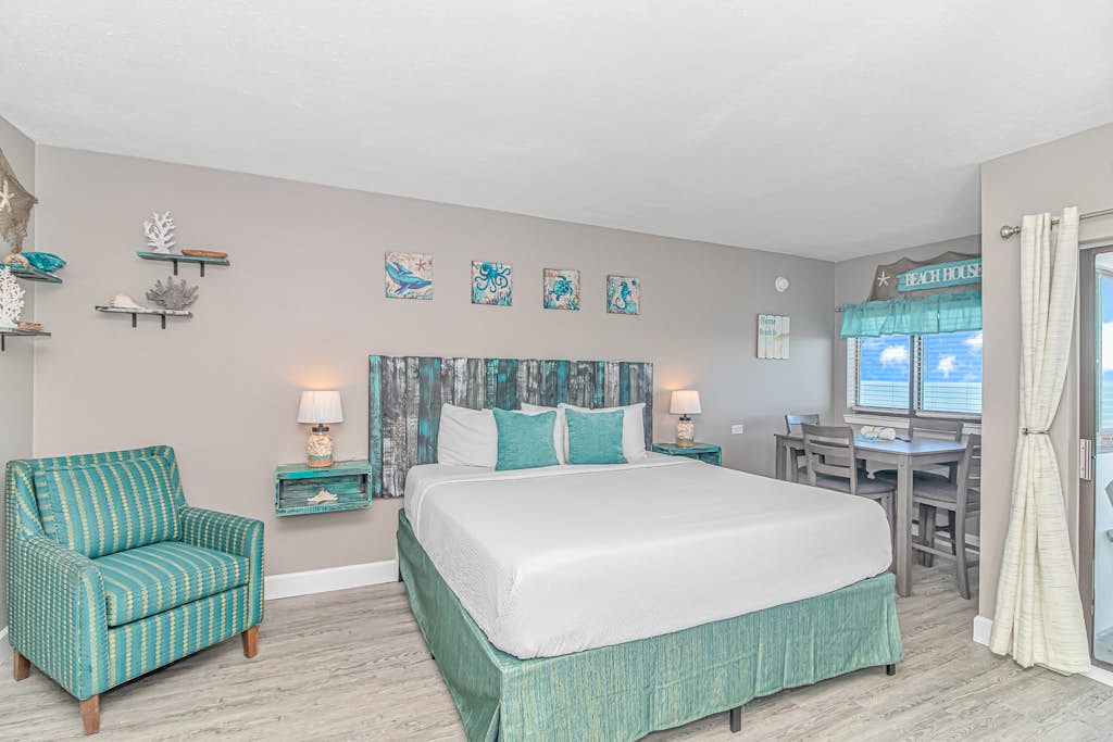 Nicely Updated Direct Ocean Front Studio with Panoramic Views Palace Resort 2101