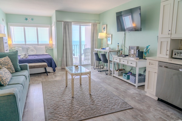 Luxurious Oceanfront Queen Suite - Completely Renovated & sleeps 2-4! Palace Resort Unit 701