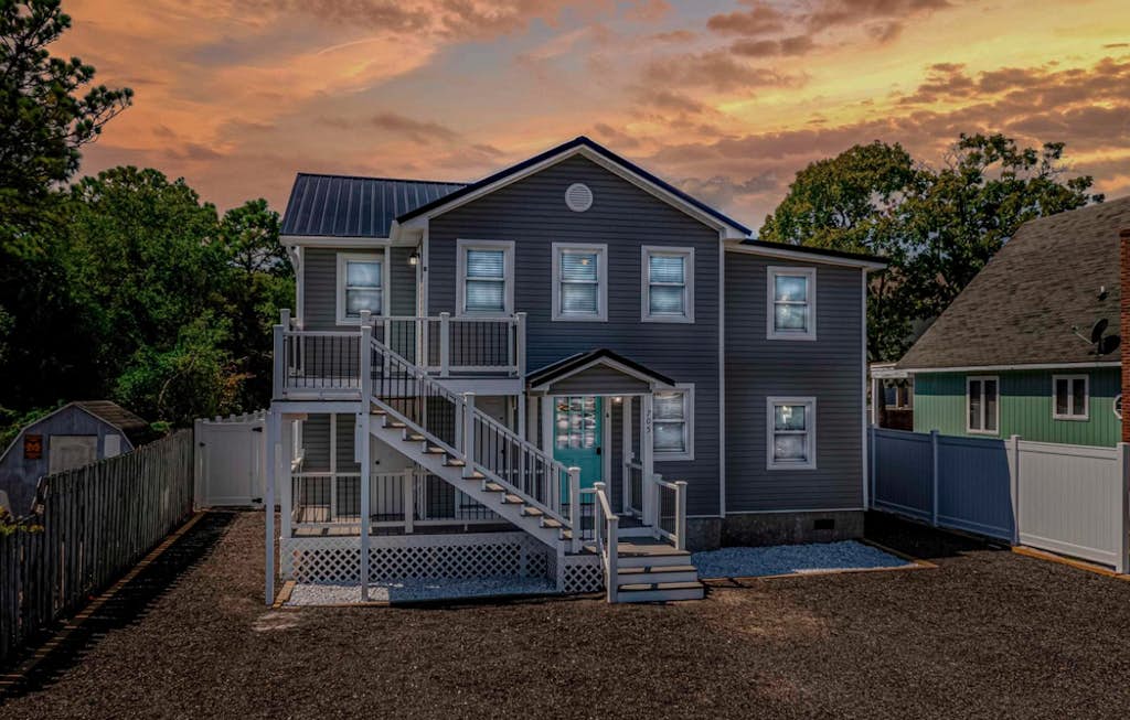 Immaculate Home With Putting Green and Private Pool! Pet Friendly 6 Bedroom- 4 Bath Duplex A&B