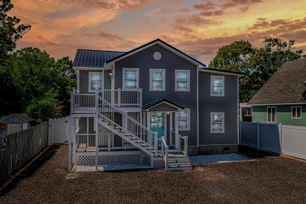 Immaculate Home With Putting Green and Private Pool! Pet Friendly 6 Bedroom- 4 Bath Duplex A&B