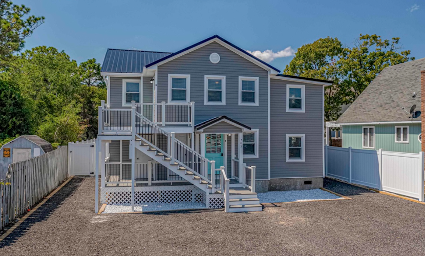 Immaculate Upper Level Apartment With Putting Green and Pool! Pet Friendly 3 Bedroom - 2 Bath Unit B