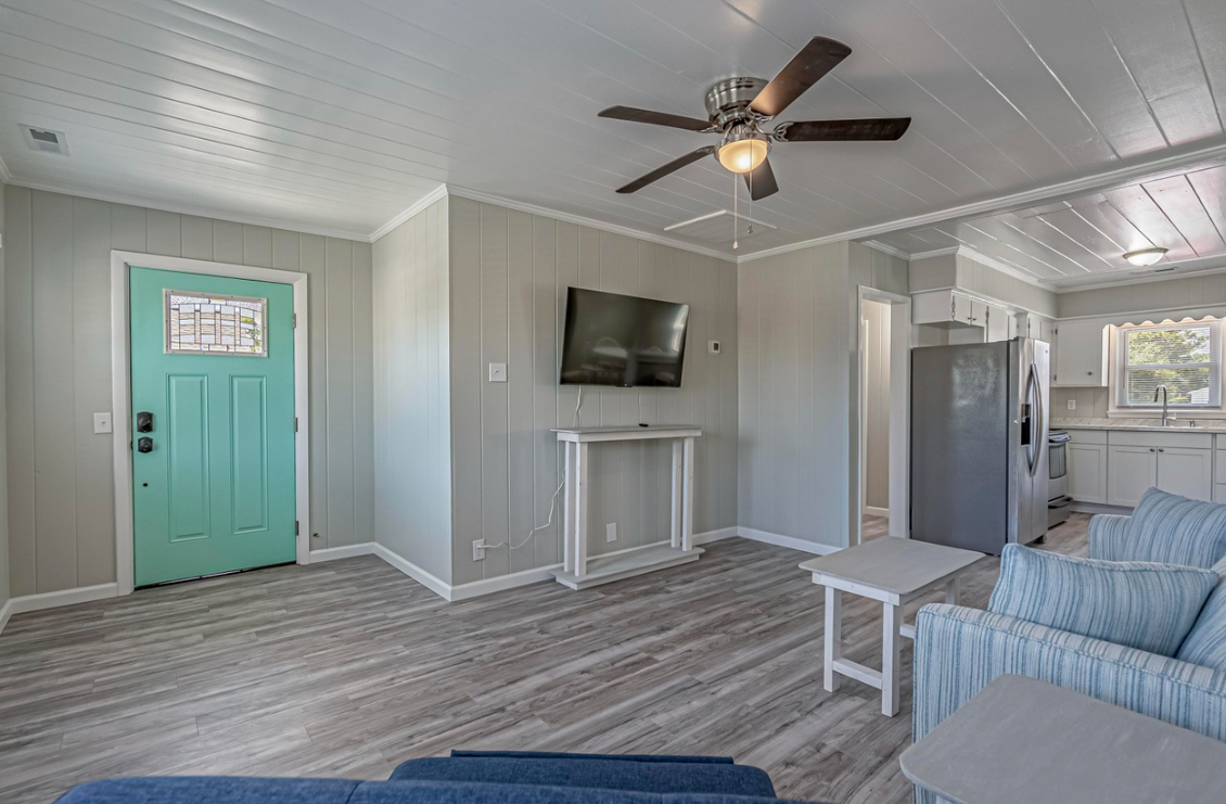 Immaculate Upper Level Apartment With Putting Green and Pool! Pet Friendly 3 Bedroom - 2 Bath Unit B