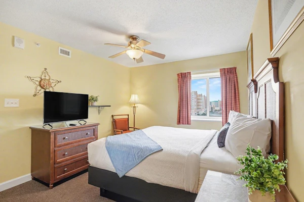 Malibu Pointe Beach Club 606 - Across The Street From The Ocean! Sleeps 14 guests!