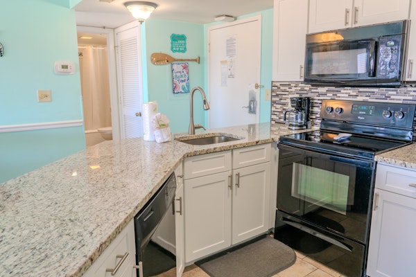 Luxurious Ocean view Queen Suite - With New LED Fireplace! Palace Resort Unit 2210