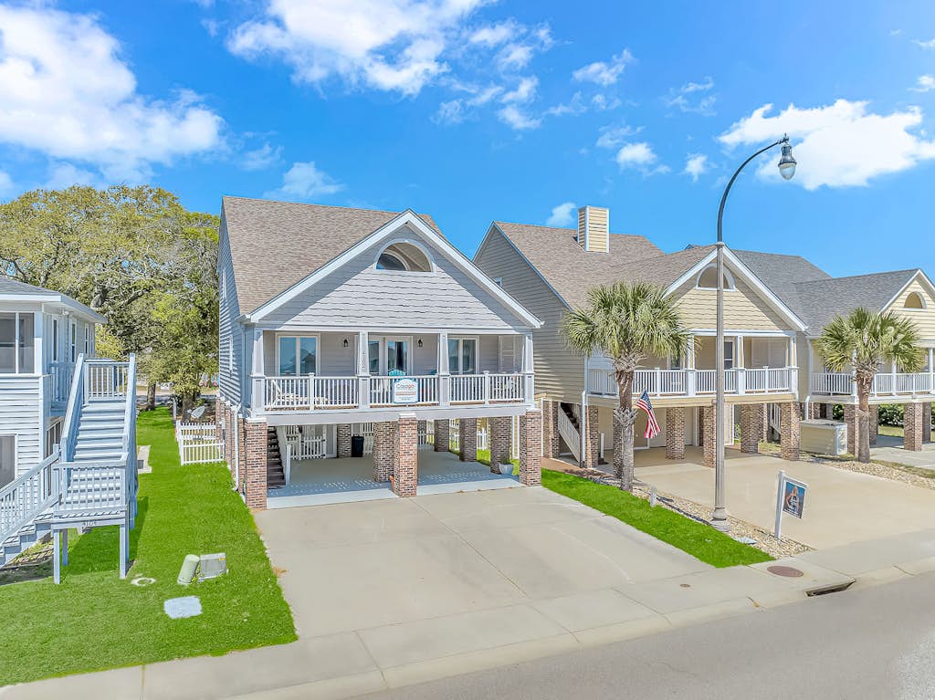 Stunning and Spacious 3 Bedroom House with Fireplace! Steps From the Ocean- Memory at the Sea!