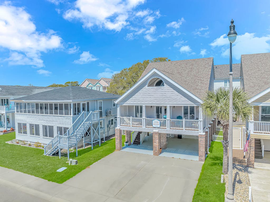 Stunning and Spacious 3 Bedroom House with Fireplace! Steps From the Ocean- Memory at the Sea!