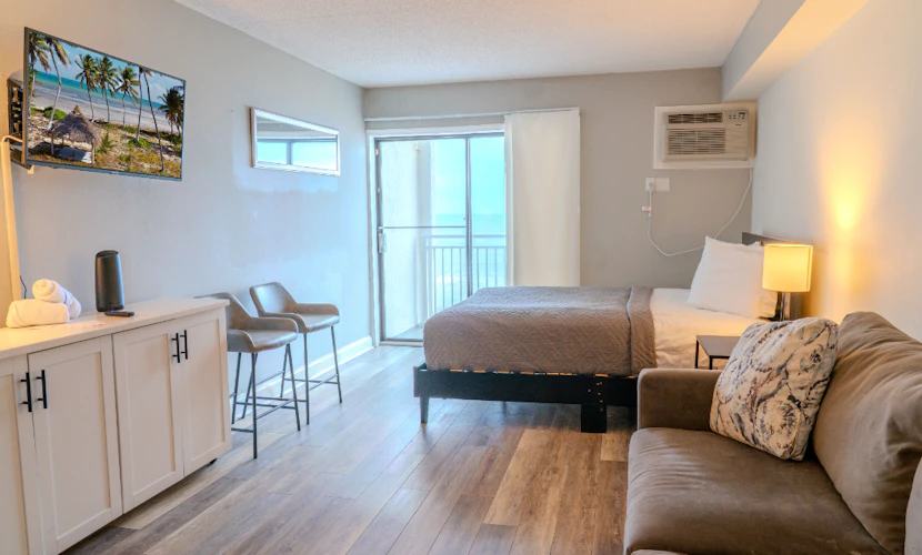 Beautiful Oceanfront Queen Suite-Recently Updated! Sea Mist 20407