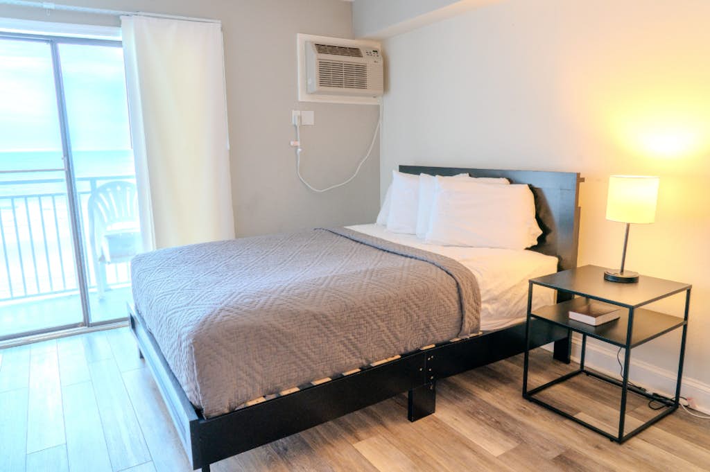 Beautiful Oceanfront Queen Suite-Recently Updated! Sea Mist 20407