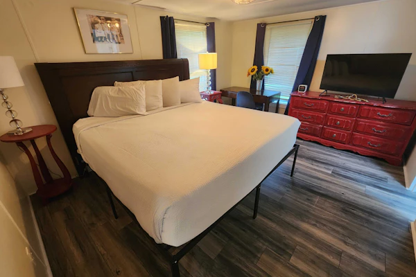 Spacious 3BR Retreat-10 minutes to the Beach! Pet Friendly!