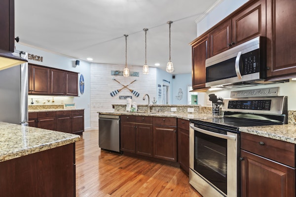 Stunning Beach Cottage! Hot Tub and Pet Friendly! Sleeps 6!