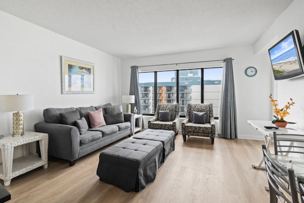 Beautifully Renovated 2 Bedroom Condo- Stunning Views- Palace 1108