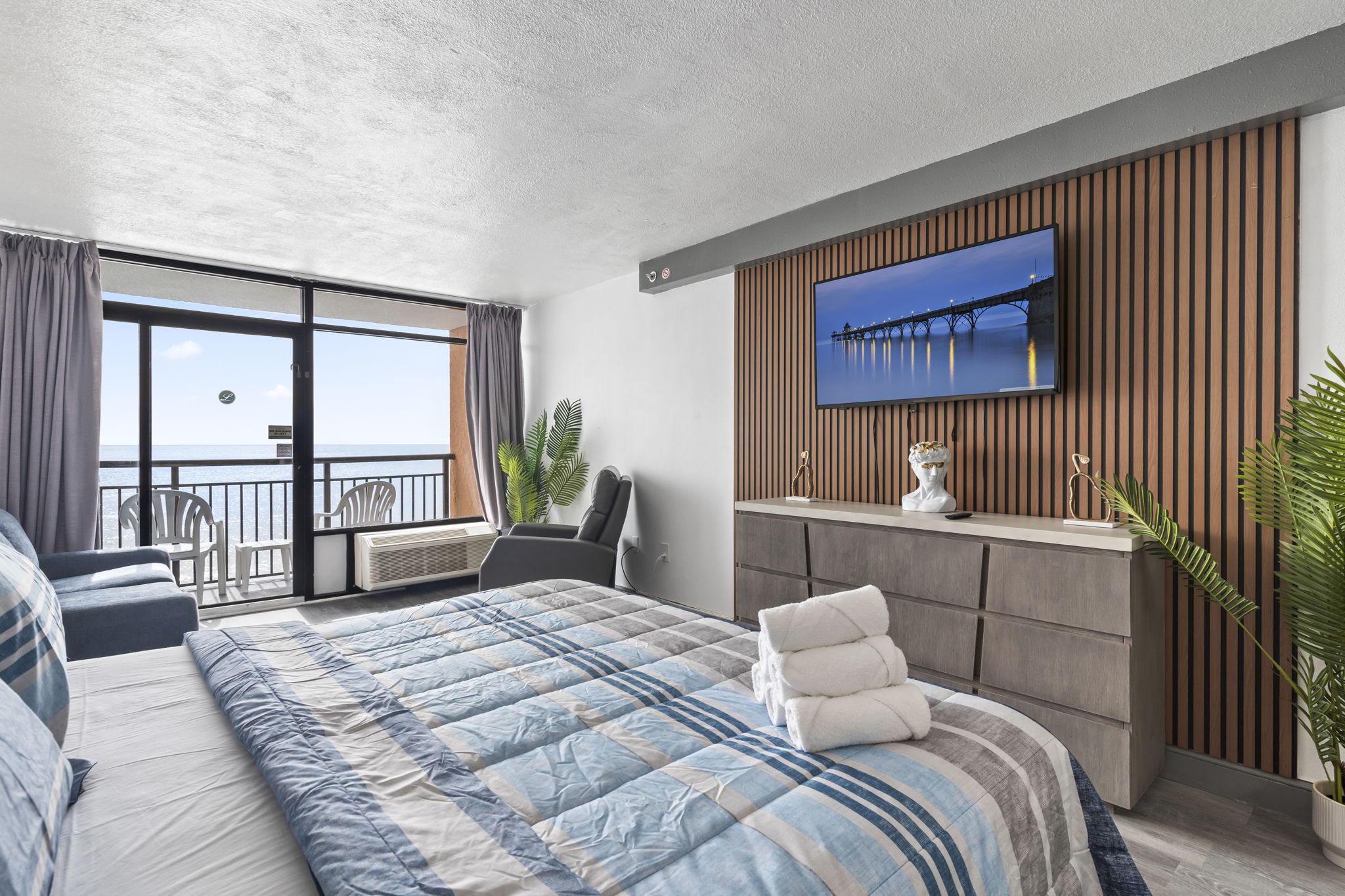 Newly Renovated Oceanfront King Suite! Spectacular Views- Landmark 826
