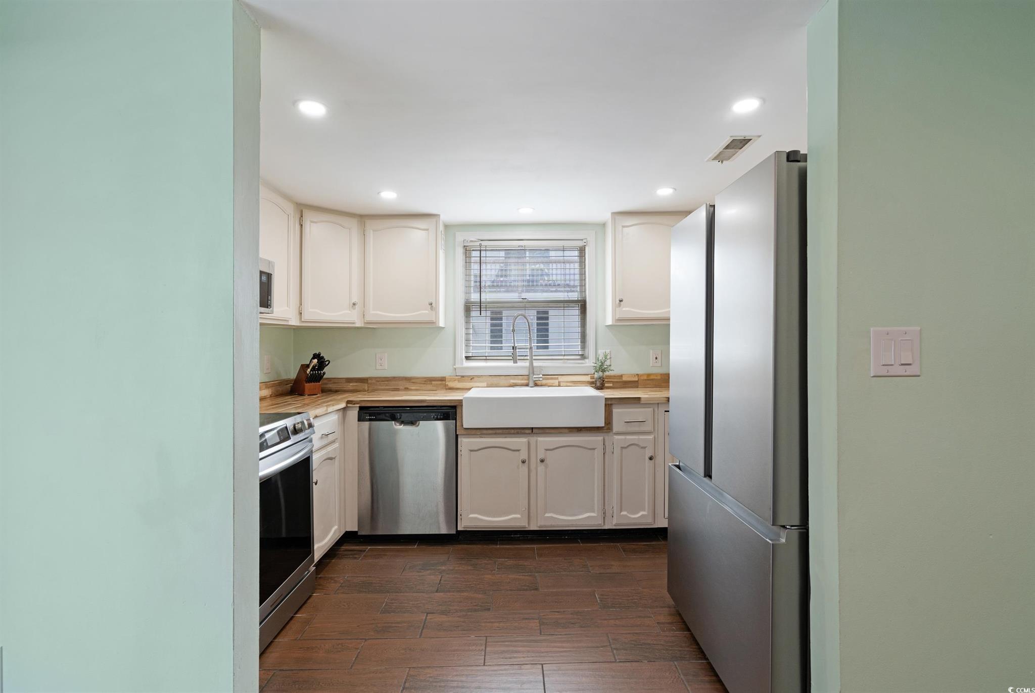 Mai Tu Suns - Renovated 3 Bedroom Beach Home!