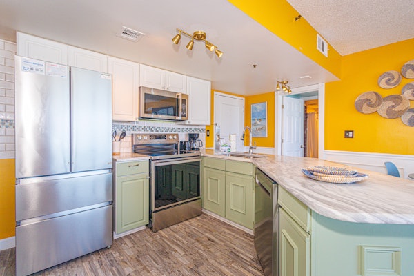 Renovated 2 Bedroom w/ Ocean & City Views! Palace 1807