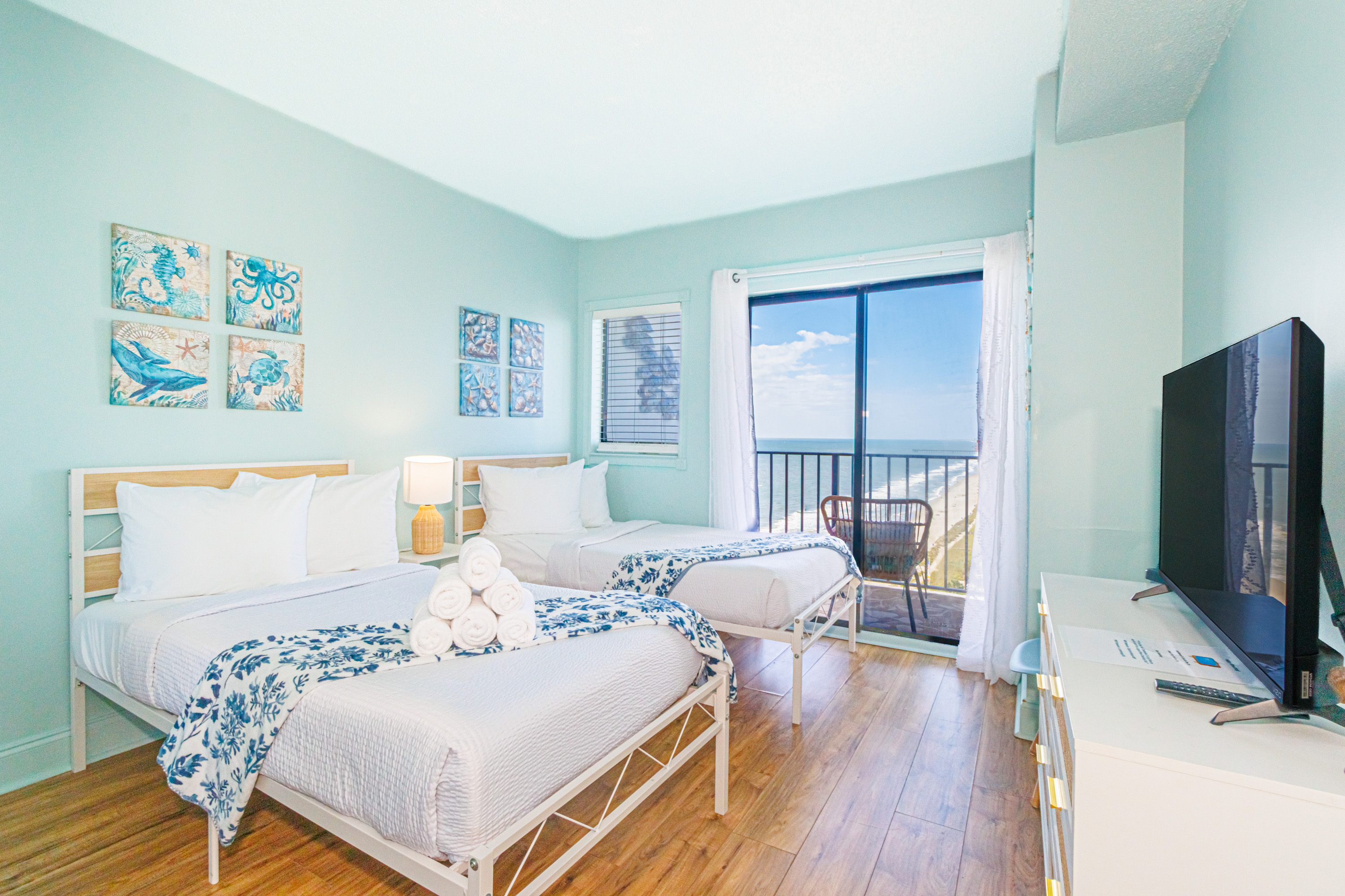 Renovated 2 Bedroom w/ Ocean & City Views! Palace 1807