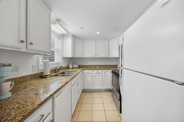 Spacious 2 BR Retreat- Island Palms C1